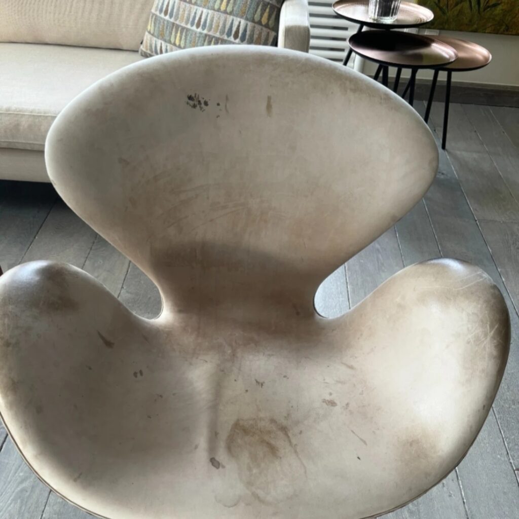 En træt læderstol fra arne jacobsen - Klar renovering hos loudliving.