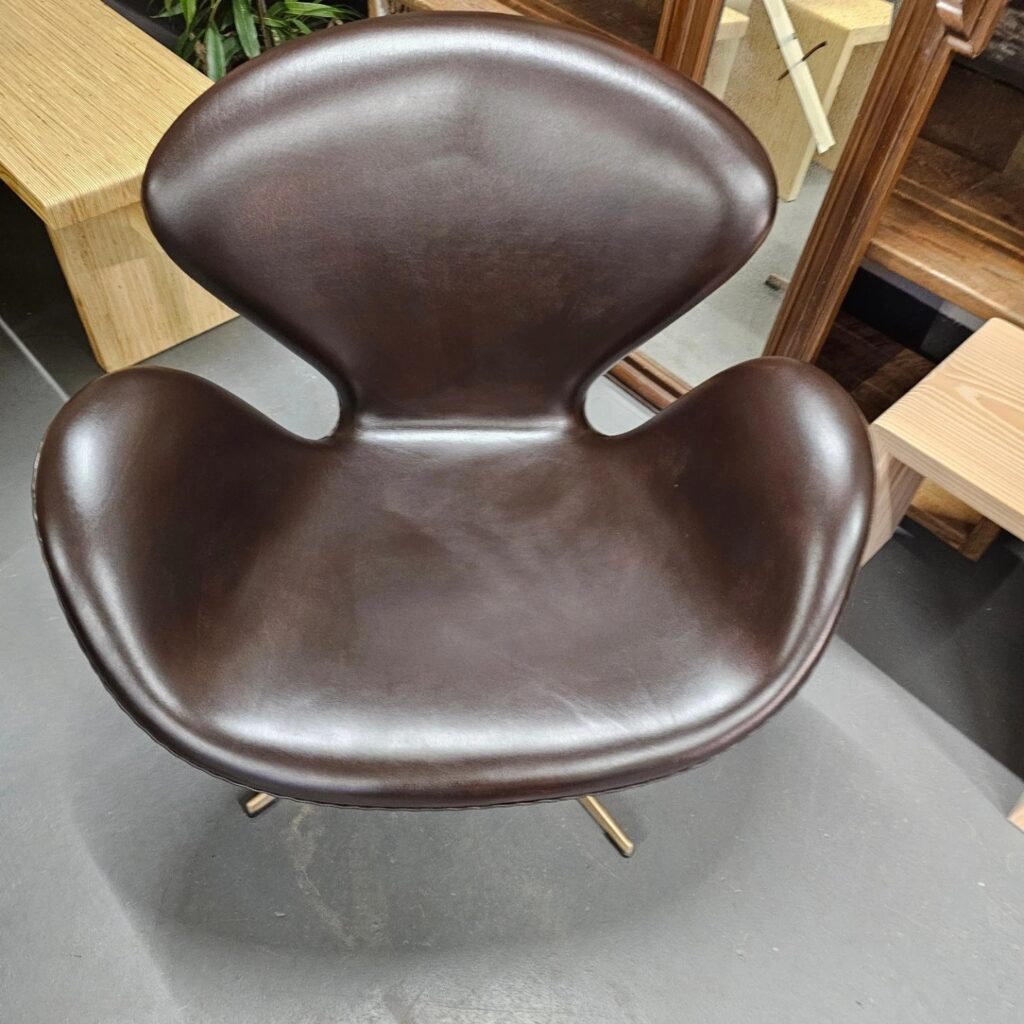 Loudliving renovering af flot svanestol fra arnejacobsen