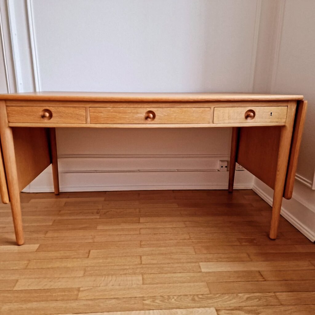 Loudliving renovering - Wegner-træskrivebord, der fik en kærlig og velfortjent opdatering.