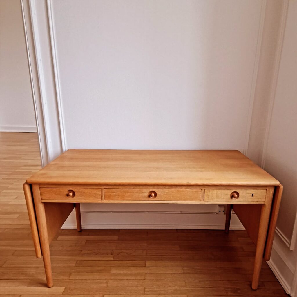 Loudliving renovering - Wegner-skrivebord, der fik en kærlig og velfortjent opdatering.